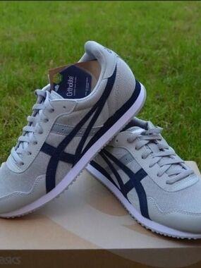 Light Gray Athletic Sneakers with Navy Accents - Lightweight Runner